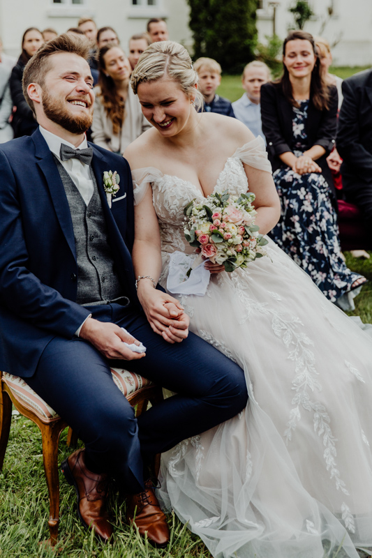Lachendes Brautpaar während der Trauung im Herrenhaus Samow.