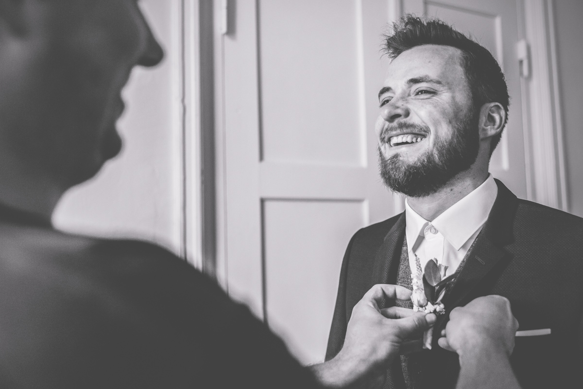 Bräutigam beim Getting Ready, vor der Hochzeit.