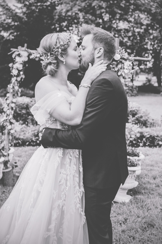 Hochzeitsfoto vom ersten Kuss, aufgenommen von der Hochzeitsfotografin aus Rostock.