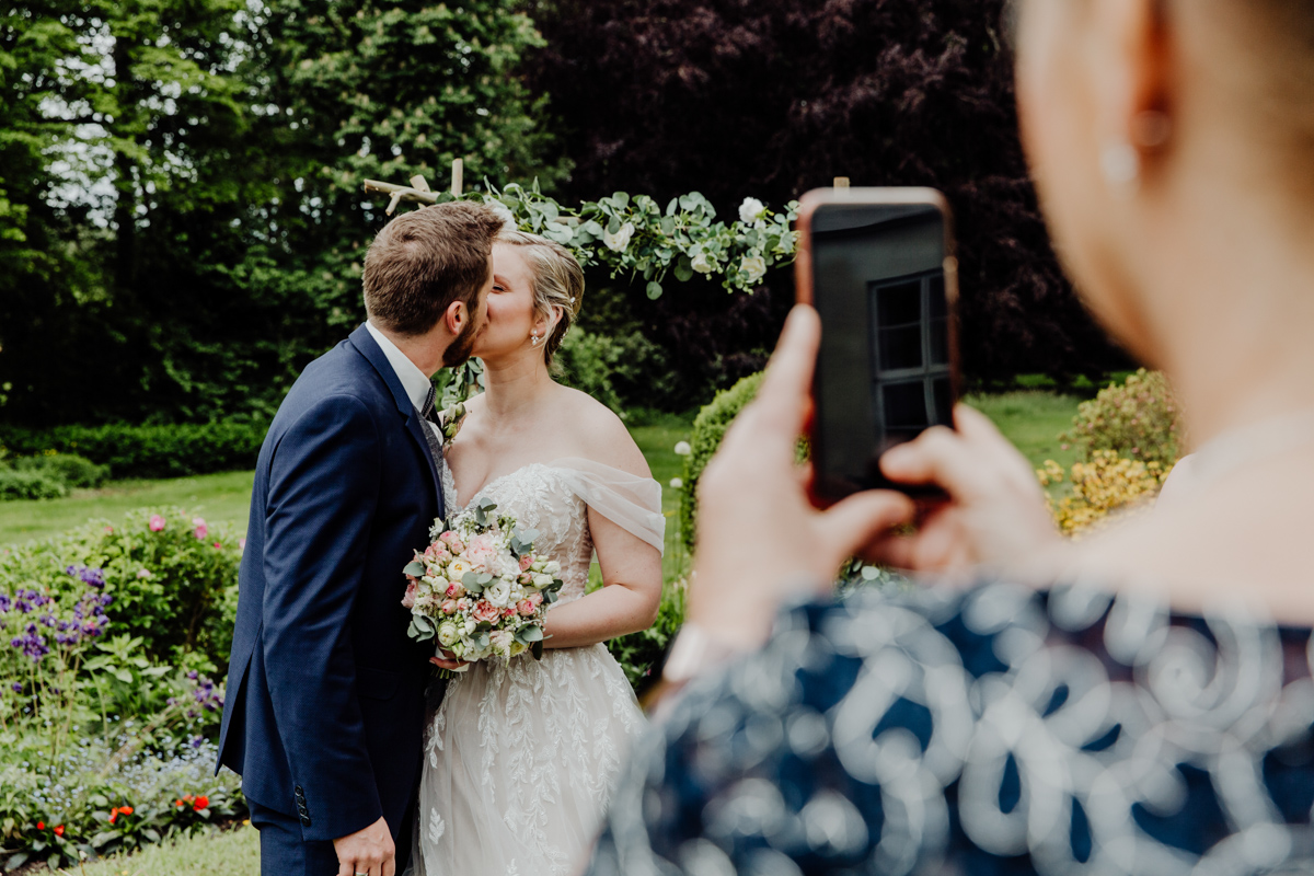 Hochzeitsfoto vom Hochzeitskuss.