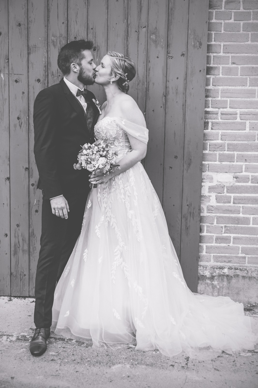 Schwarz weißes Hochzeitsfoto zeigt das Brautpaar beim Fotoshooting.