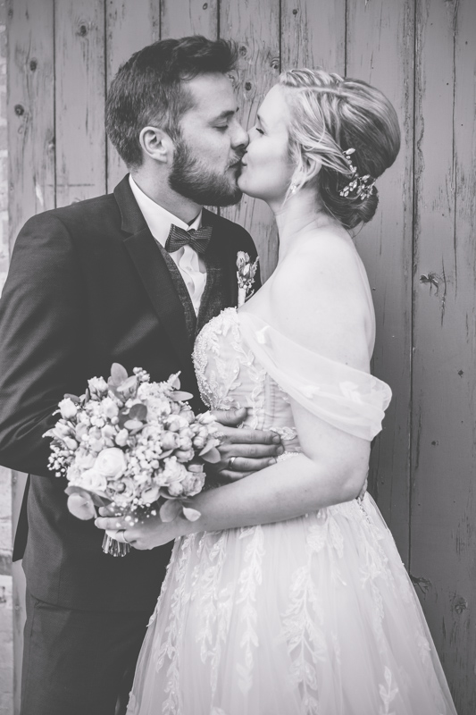 Brautpaar küsst sich, während des Fotoshootings mit der Fotografin aus Rostock.