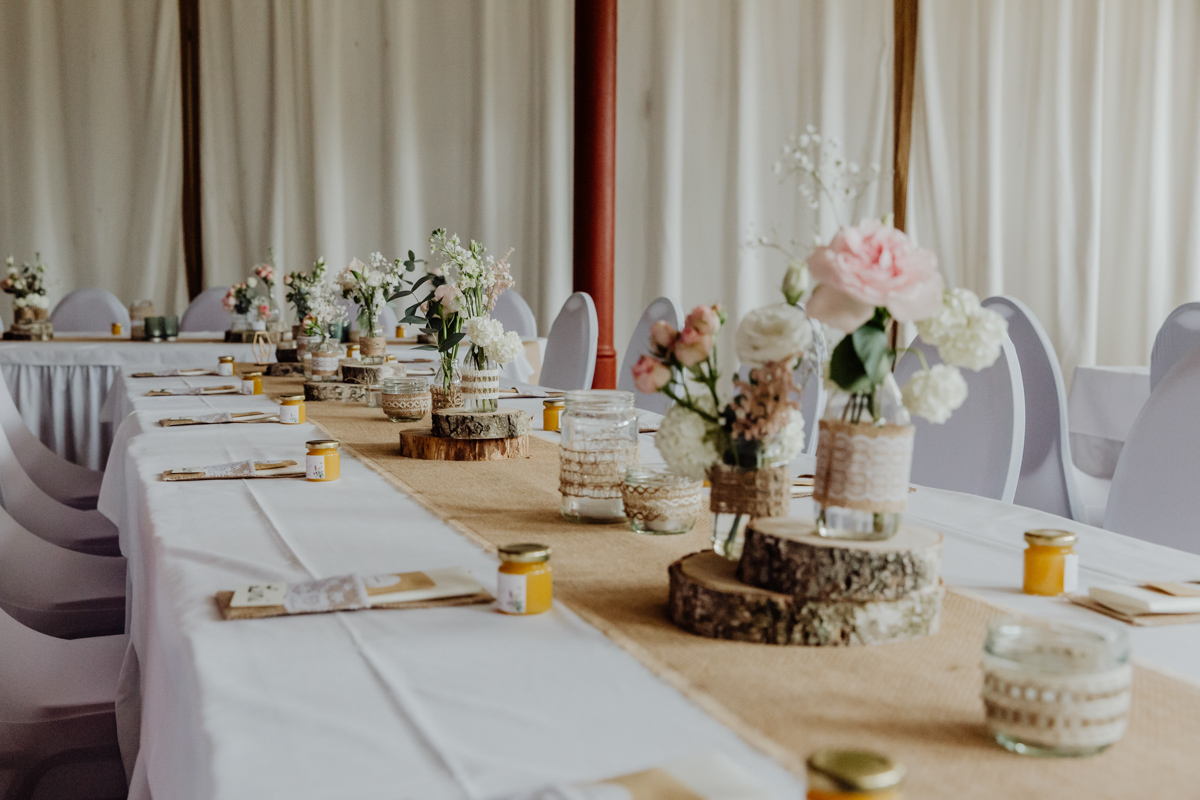 Der Tisch ist feierlich eingedeckt, für die Hochzeitsfeier in der Scheune vom Herrenhaus Samow.