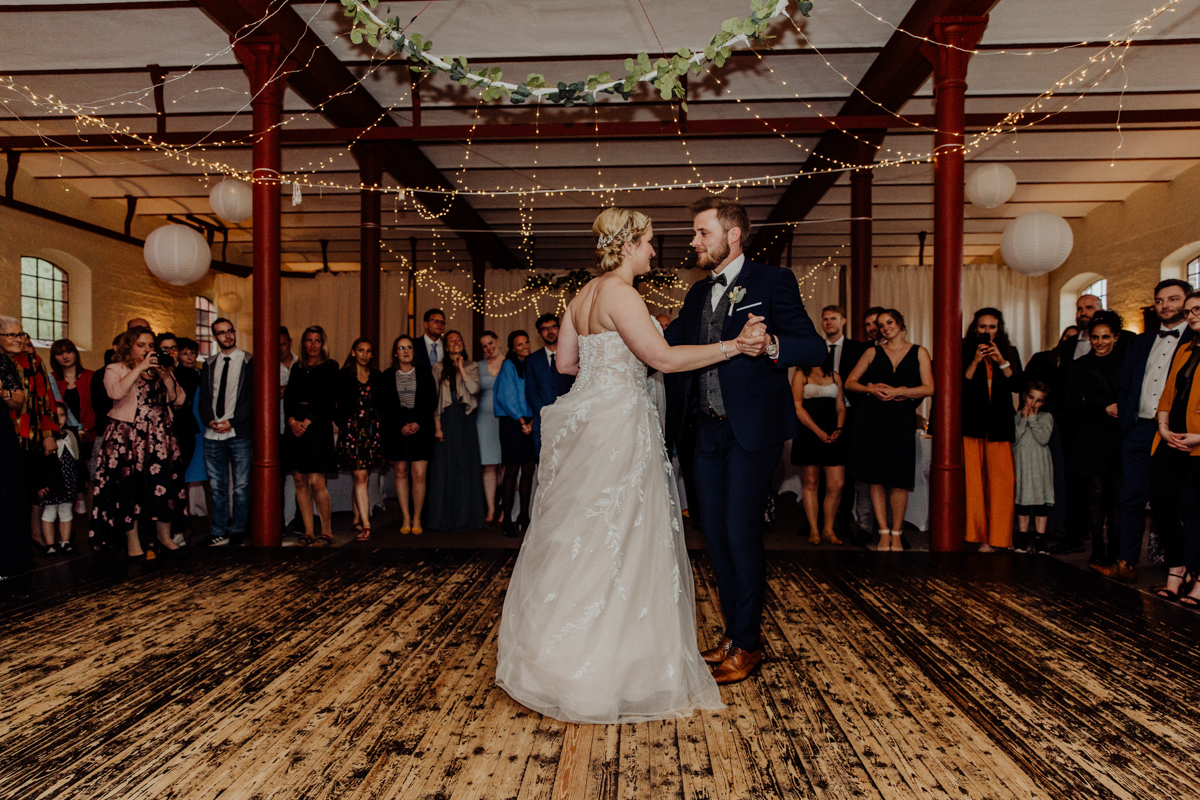 Hochzeitsfotos vom Hochzeitstanz, in beleuchteter Scheune.