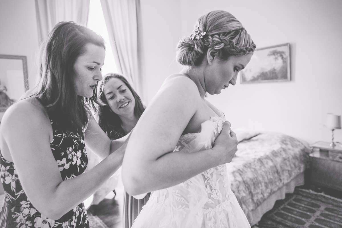 Freundinnen helfen der Braut beim Getting Ready.