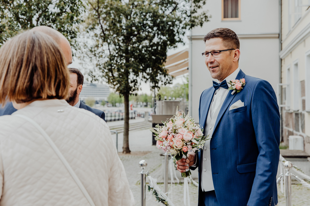 Bräutigam beim Getting Ready, vor der Hochzeit.