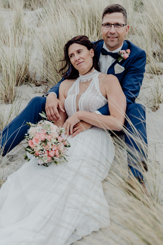 Hochzeitsfoto vom ersten Kuss, aufgenommen von der Hochzeitsfotografin aus Rostock.