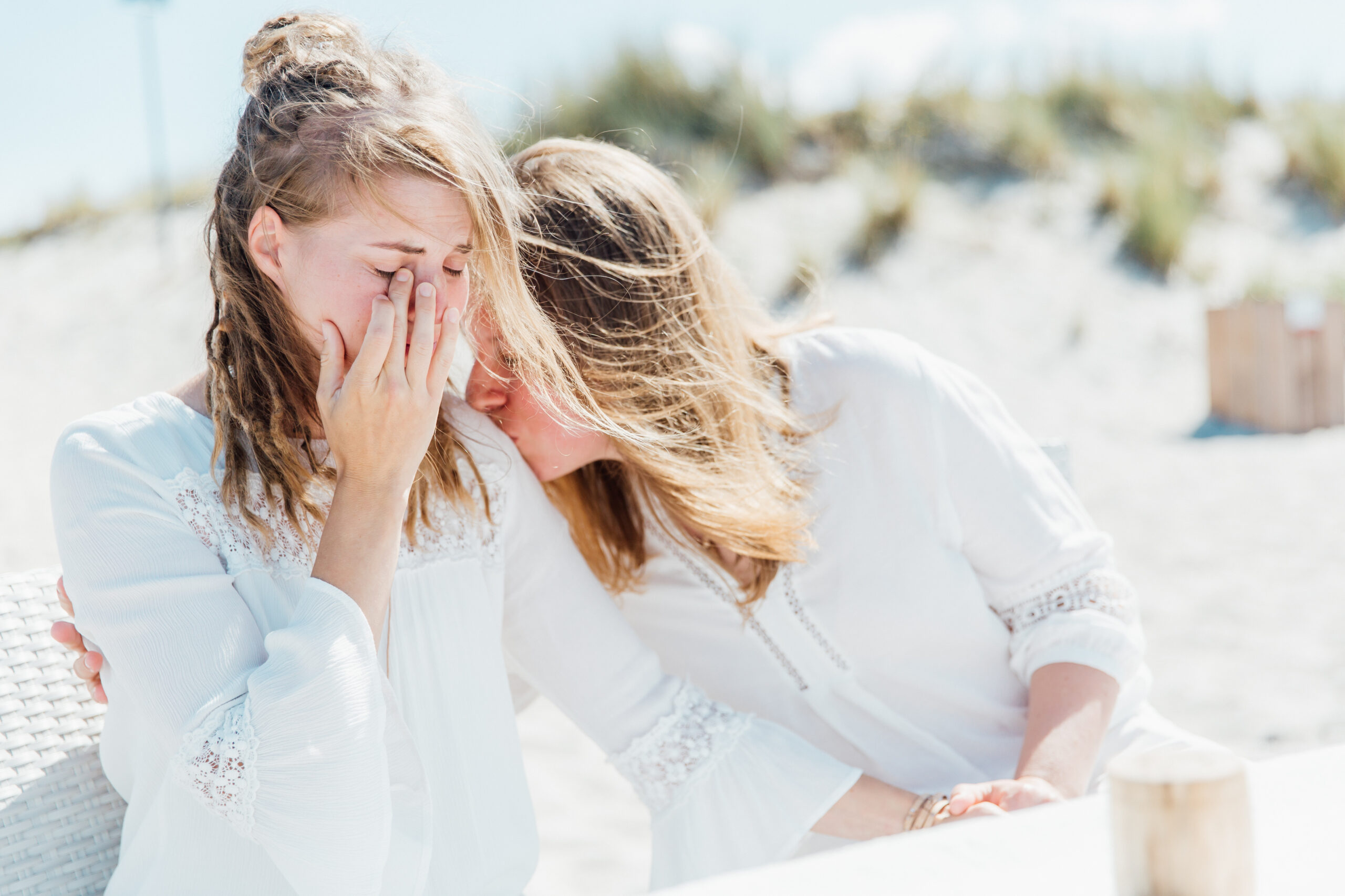 Gleichgeschlechtliche Hochzeit am Strand.