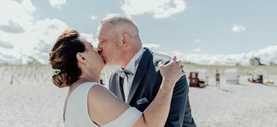 Kuss bei der Strandhochzeit.