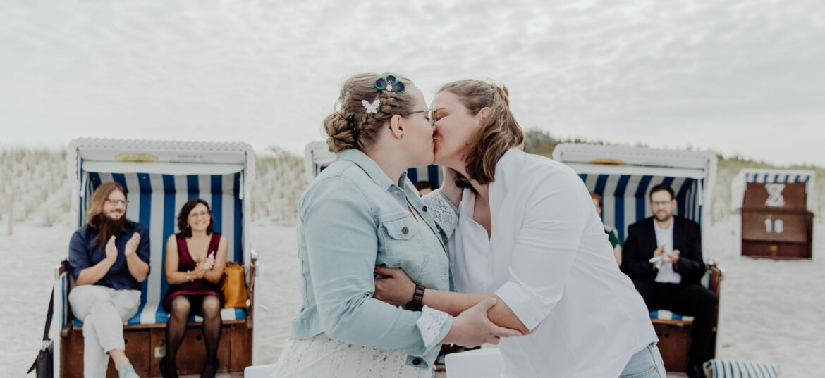 Gleichgeschlechtliche Hochzeit am Strand in Ahrenshoop