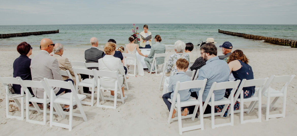 Standesamtliche Hochzeit am Strand.