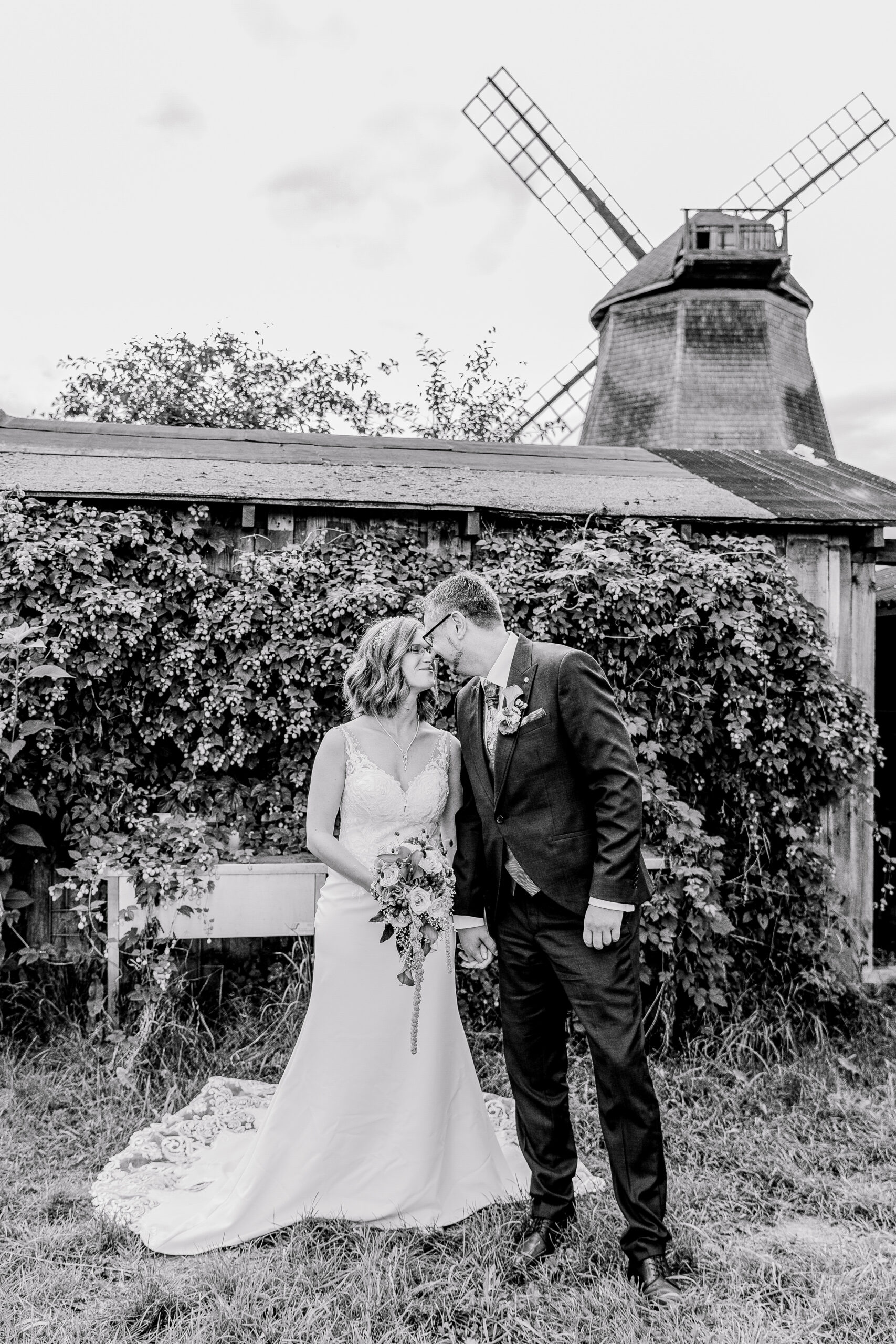 Schwarz weißes Hochzeitsfoto an der Küstenmühle.