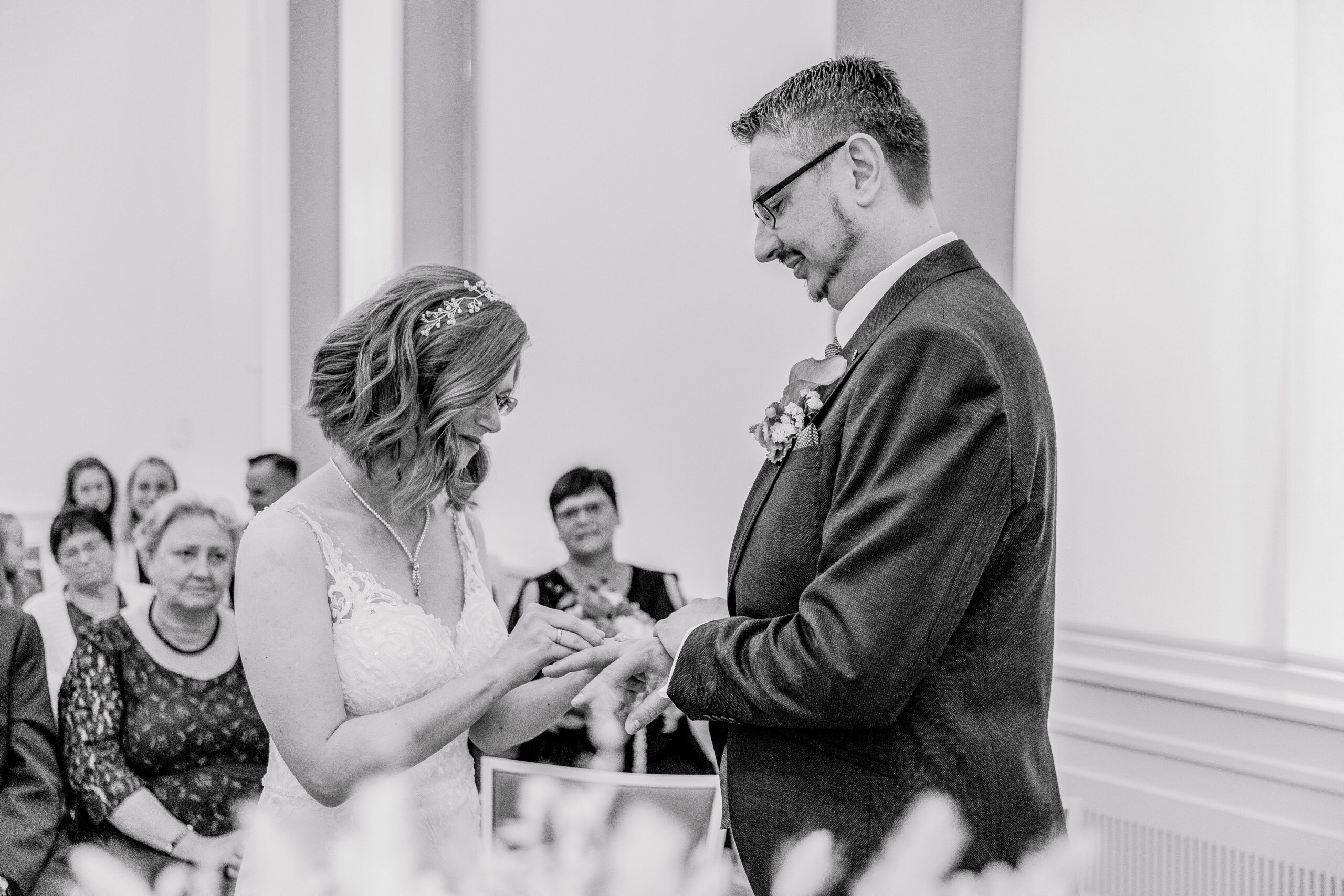 Ringwechsel bei der Hochzeit in Rostock.