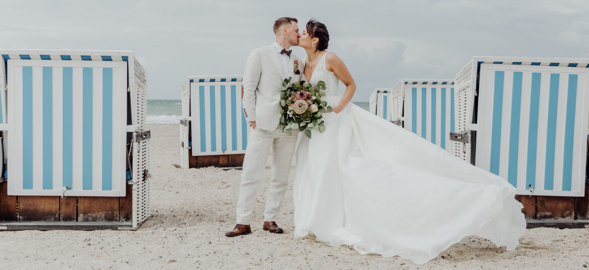 Am Strand mit dem Hochzeitsfotograf Rostock
