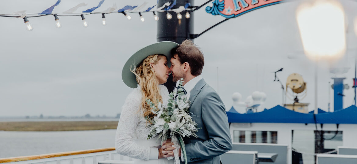 Brautpaar auf einem Schiff