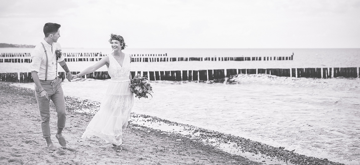 Brautpaarfotoshooting am Strand.