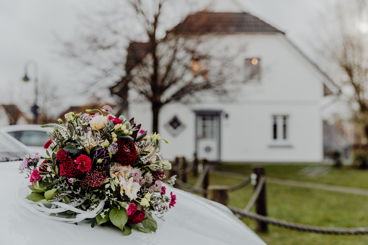 Hochzeitsschmuck auf dem Brautauto