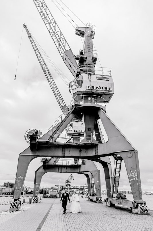 Hochzeitsfoto am Kran in Rostock