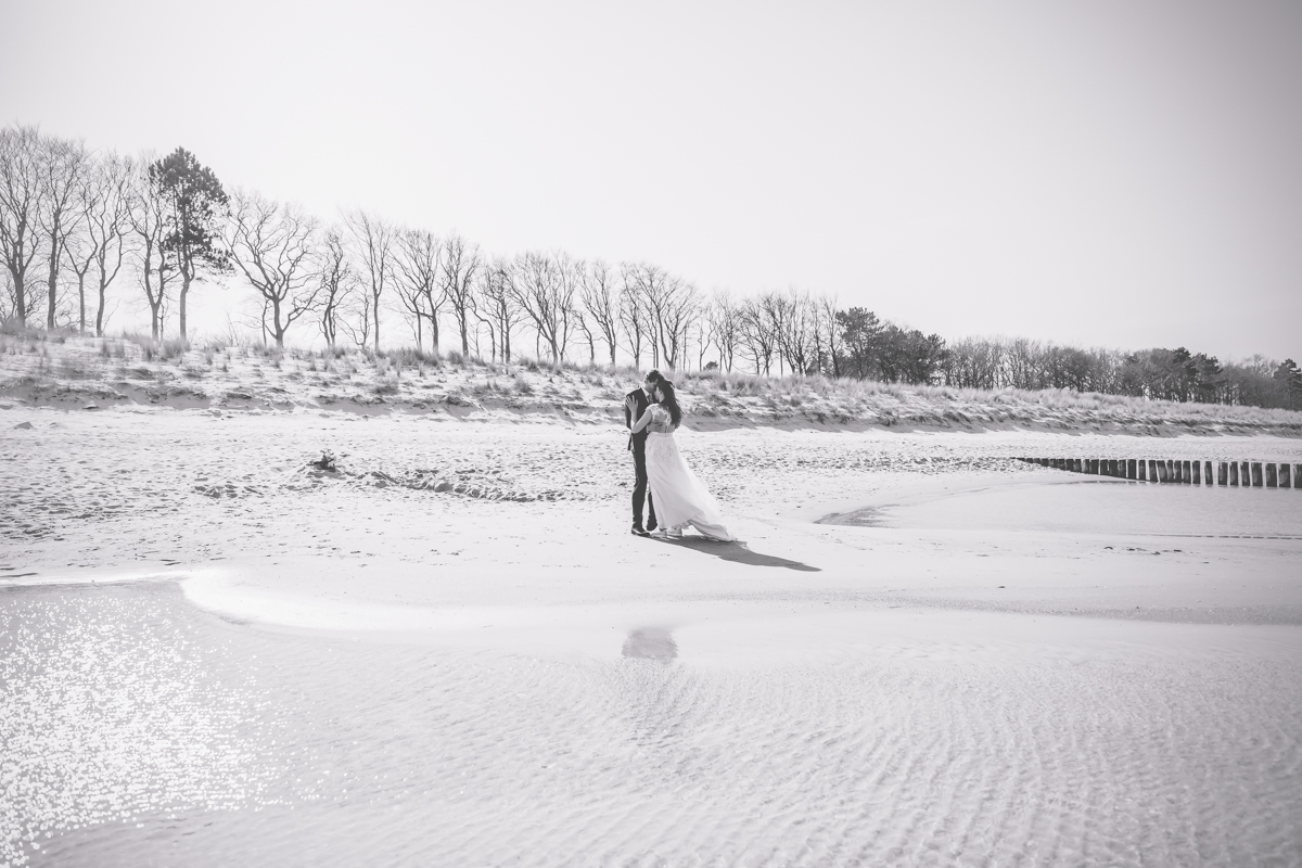 Brautpaar hat den Strand ganz für sich alleine.