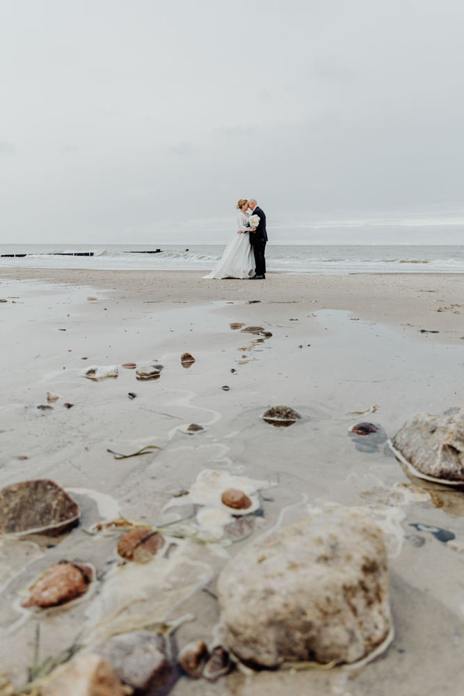 Brautpaarfotoshooting am Strand, im Winter