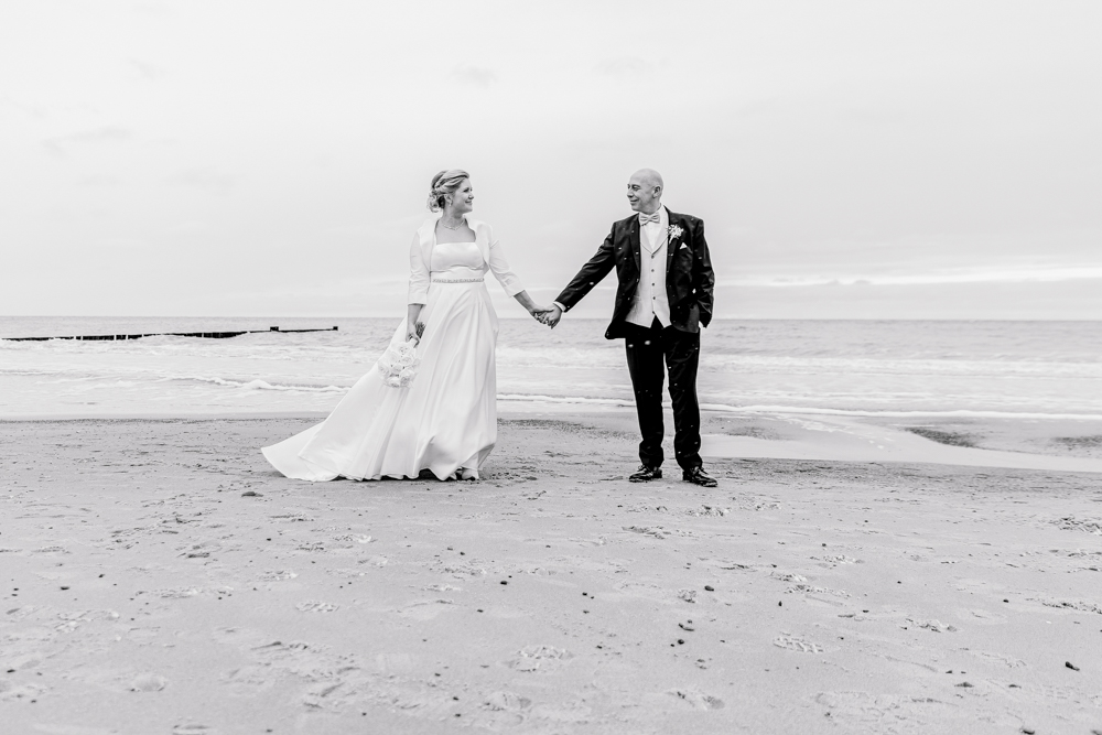 Winterhochzeit in Kühlungsborn am Strand.