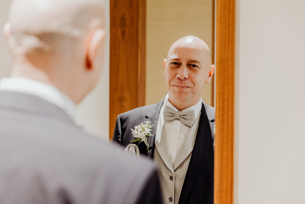 Bräutigam vor der Winterhochzeit in Kühlungsborn