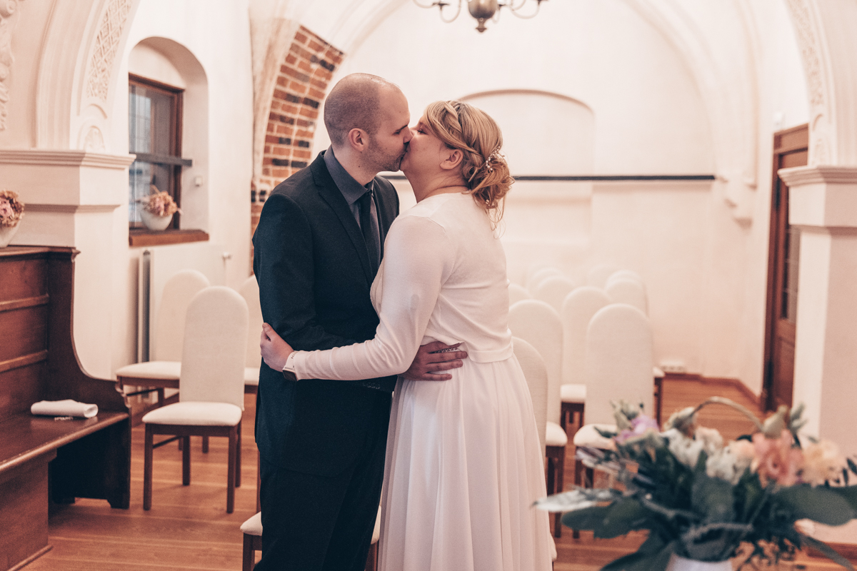 Hochzeitskuss bei Hochzeit in Stralsund