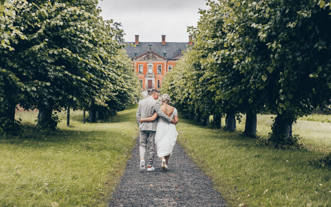 Brautpaar nach der Hochzeit auf Schloss Bothmer.