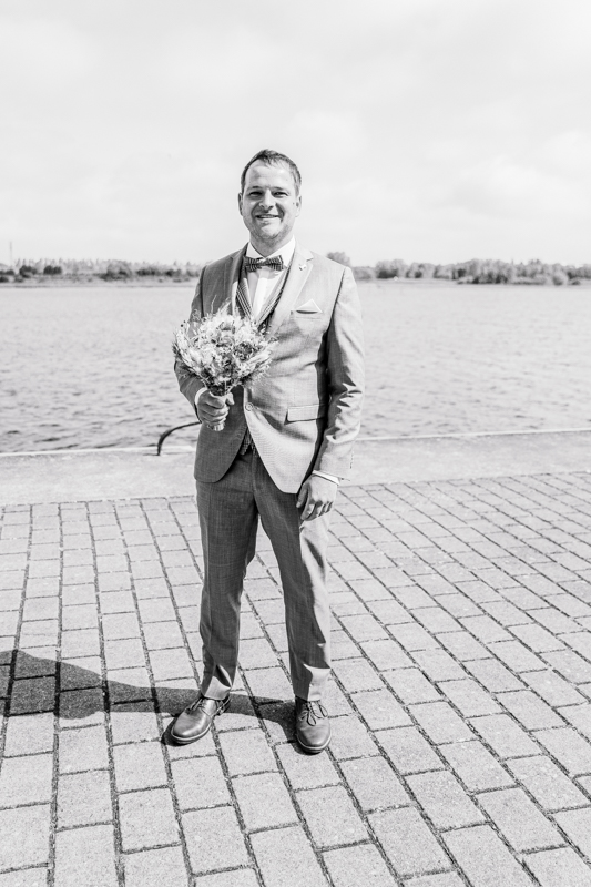 Standesamtliche Hochzeit zu zweit Rostock 3 Bräutigam wartet auf seine Braut.