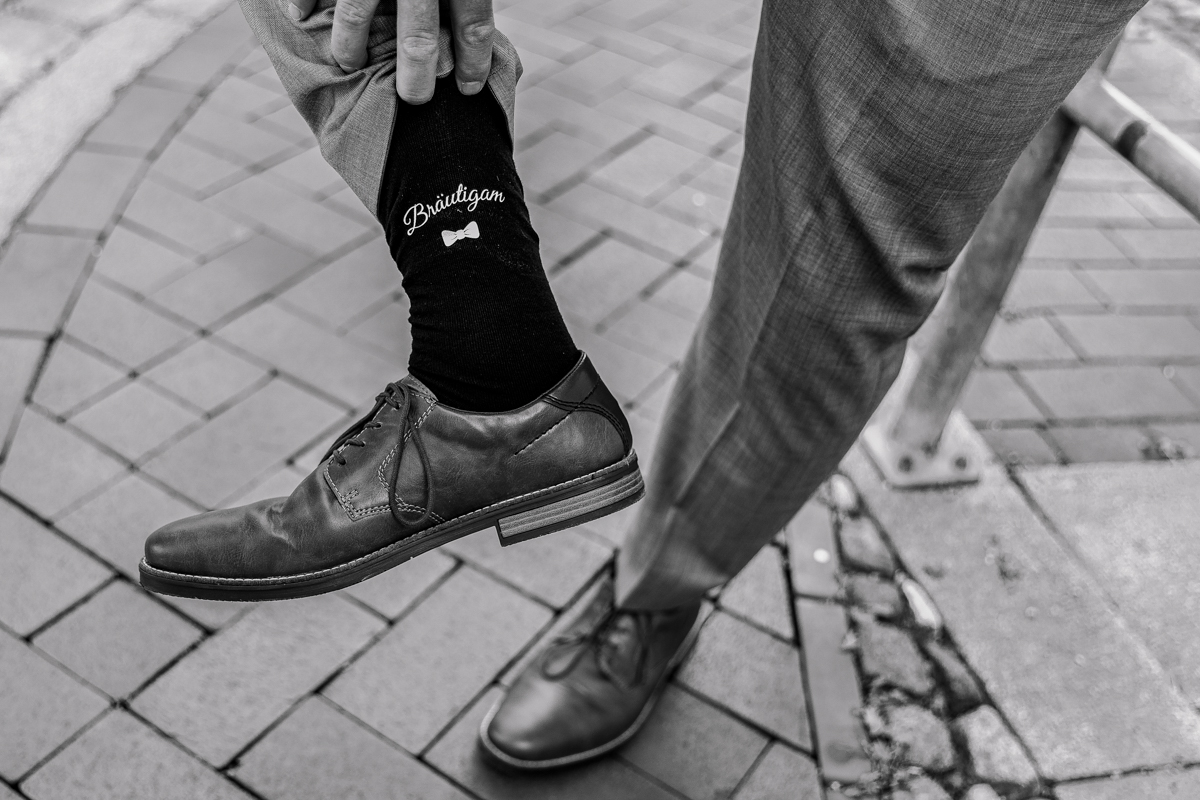 Standesamtliche Hochzeit zu zweit Rostock 11 Detailaufnahmen von den Socken des Bräutigams.