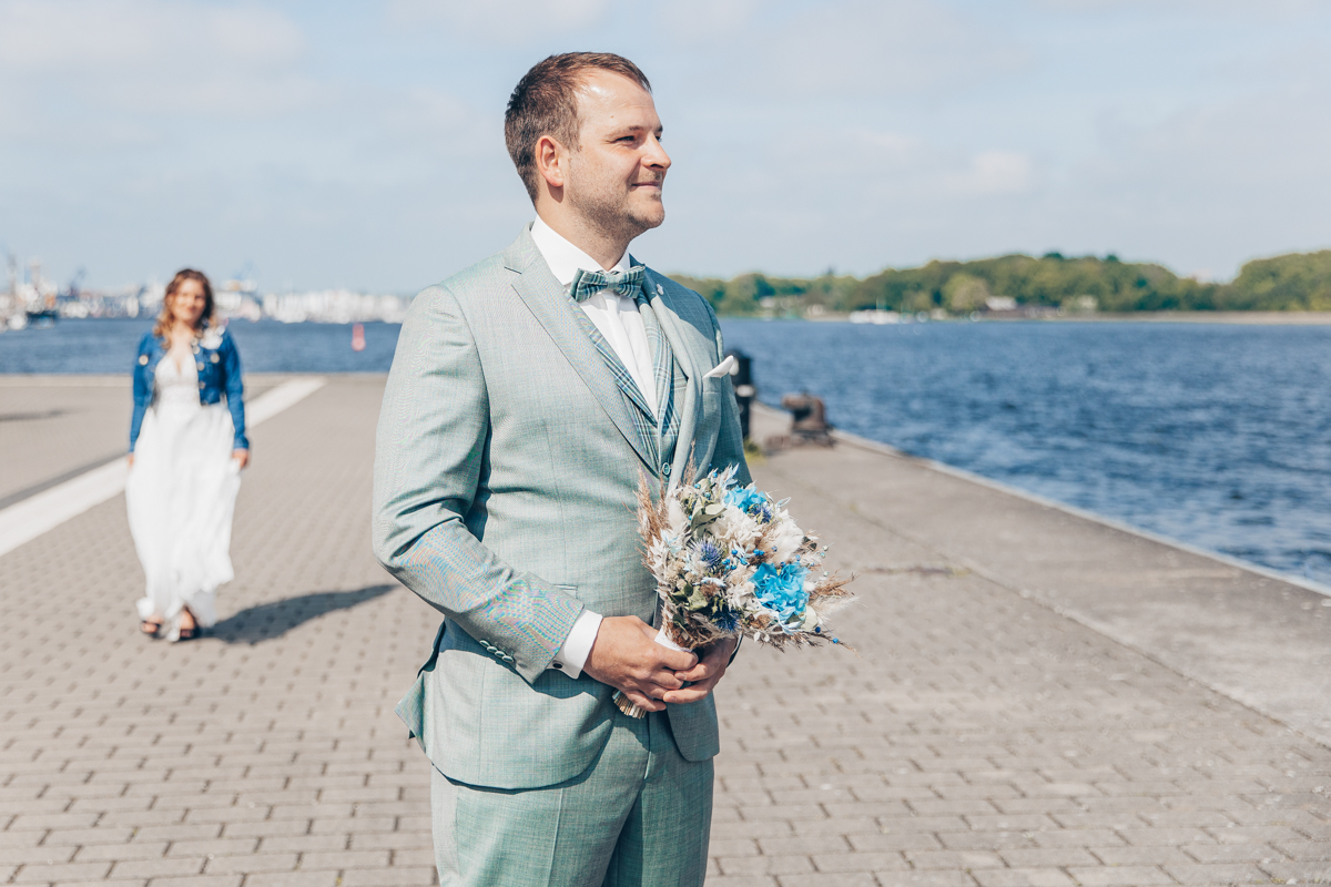 Standesamtliche Hochzeit zu zweit Rostock 2 First Look von Braut und Bräutigam am Warnowufer.