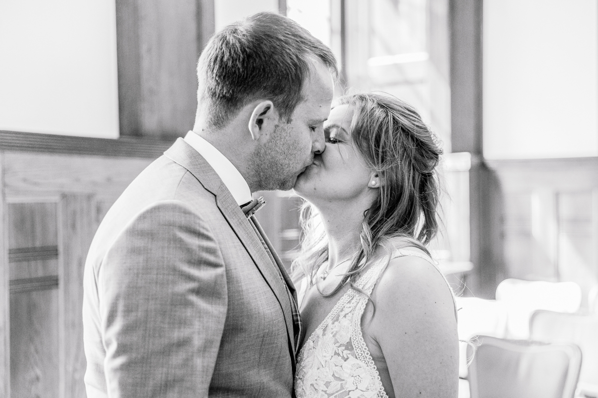 Standesamtliche Hochzeit zu zweit Rostock 18 Hochzeitskuss im Standesamt Rostock.