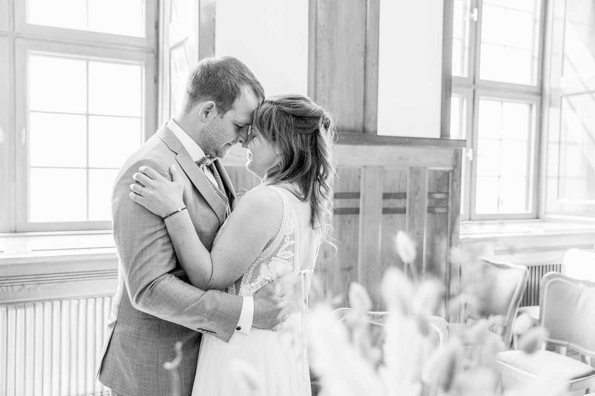Standesamtliche Hochzeit zu zweit Rostock 21 Schwarz weiße Hochzeitsfotografie Rostock