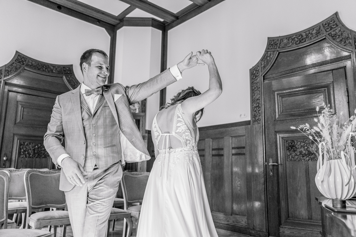 Standesamtliche Hochzeit zu zweit Rostock 16 Tanz des Paares im kleinen Saal in Rostock.