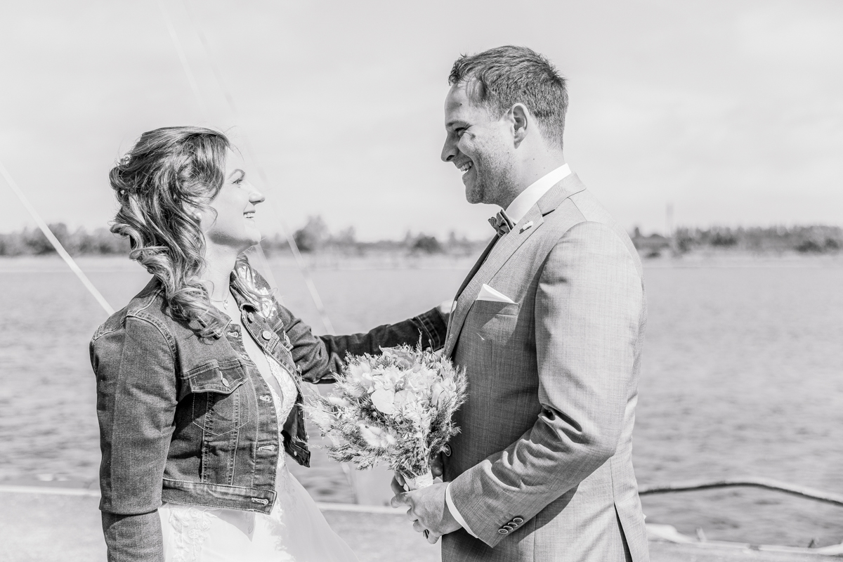 Standesamtliche Hochzeit zu zweit Rostock 3 First Look des Brautpaares am Warnowufer in Rostock.