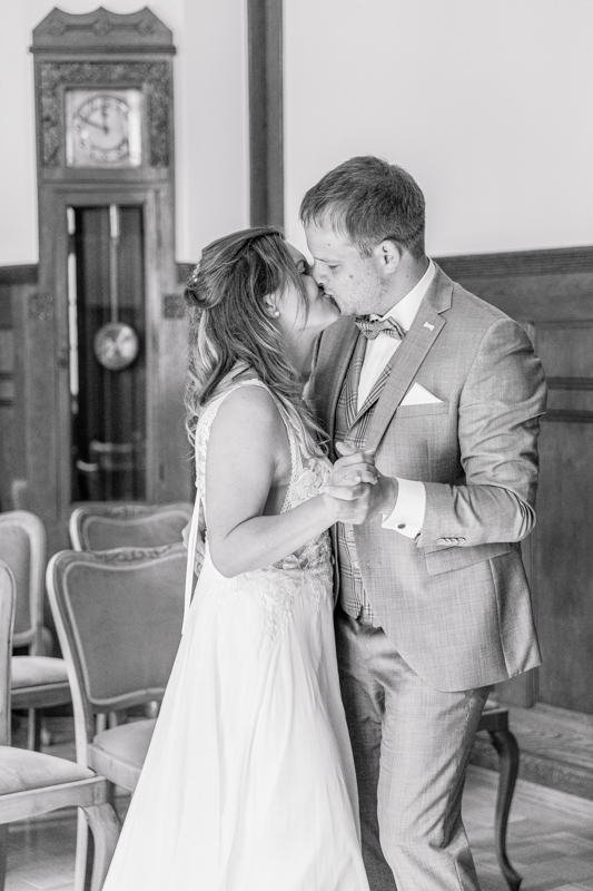 Standesamtliche Hochzeit zu zweit Rostock 17 Tanz des Brautpaares nach der standesamtlichen Trauung.