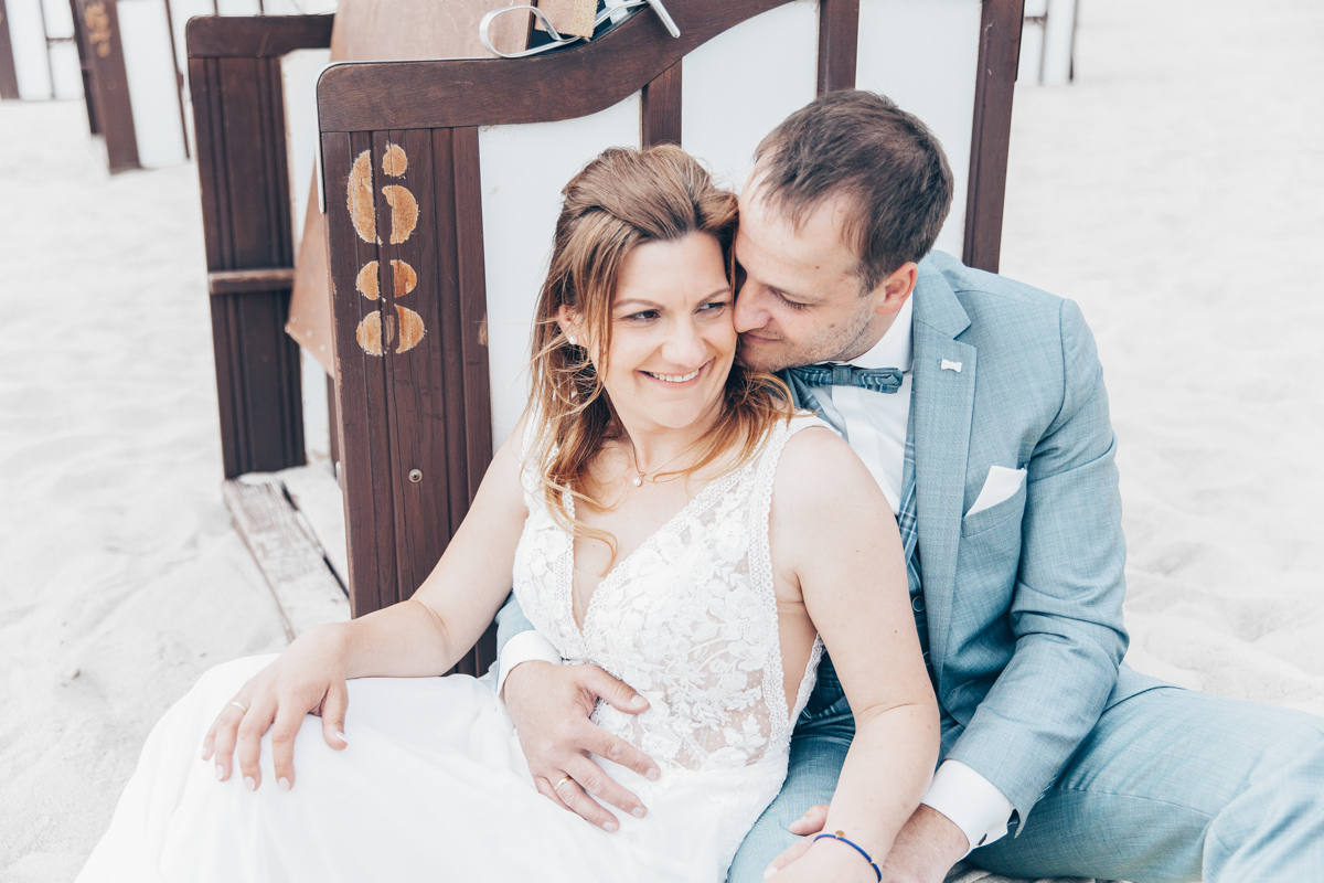 Standesamtliche Hochzeit zu zweit Rostock 19 Brautpaarfotoshooting in Warnemünde, zwischen den Strandkörben.