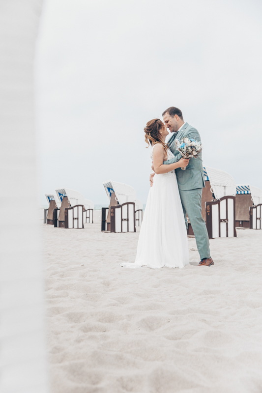 Standesamtliche Hochzeit zu zweit Rostock 20 Hochzeitsfotos zwischen den Strandkörben in Warnemünde.