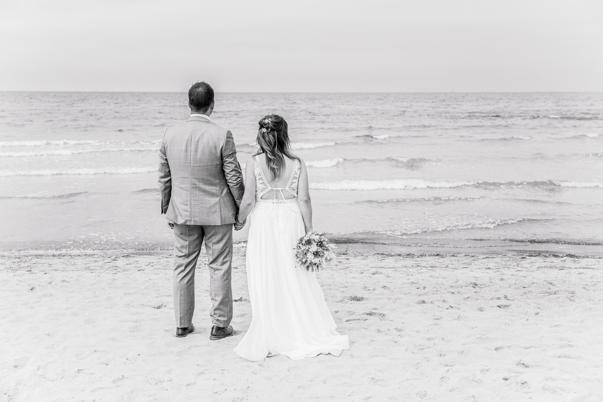 Standesamtliche Hochzeit zu zweit Rostock 23 Brautpaar am Strand von Warnemünde.