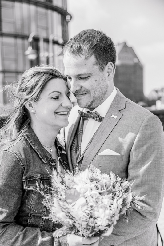 Standesamtliche Hochzeit zu zweit Rostock 4 Hochzeitsfotoshooting am Warnowufer.