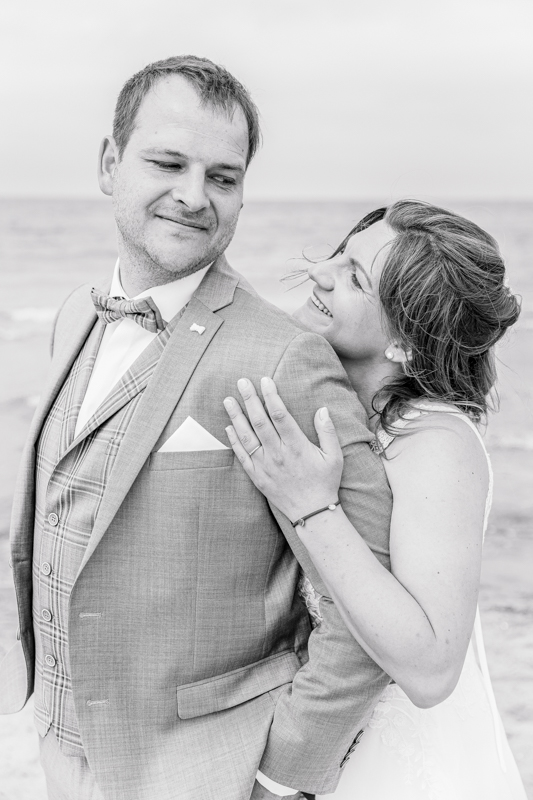 Standesamtliche Hochzeit zu zweit Rostock 28 Hochzeitsfotos am Strand von Warnemünde.