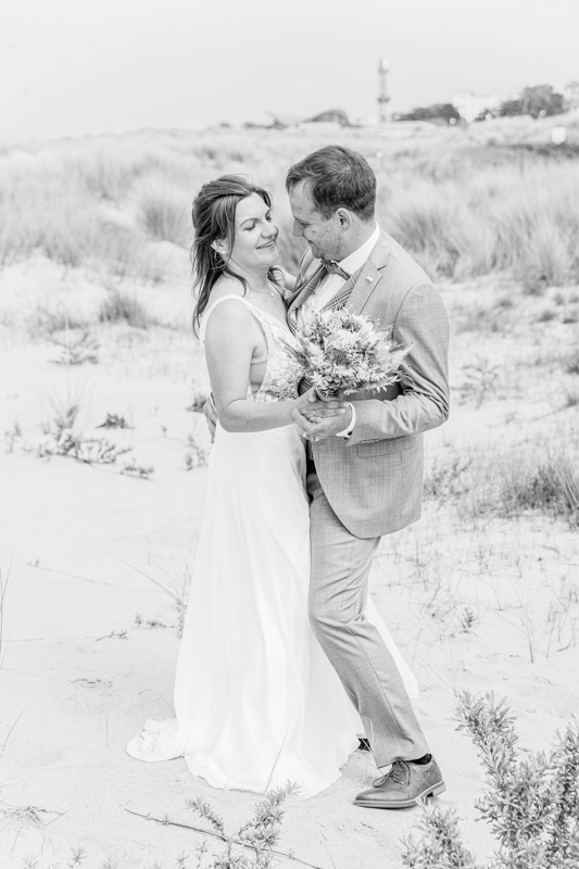 Standesamtliche Hochzeit zu zweit Rostock 29 Brautpaar tanzt in den Dünen Warnemündes.