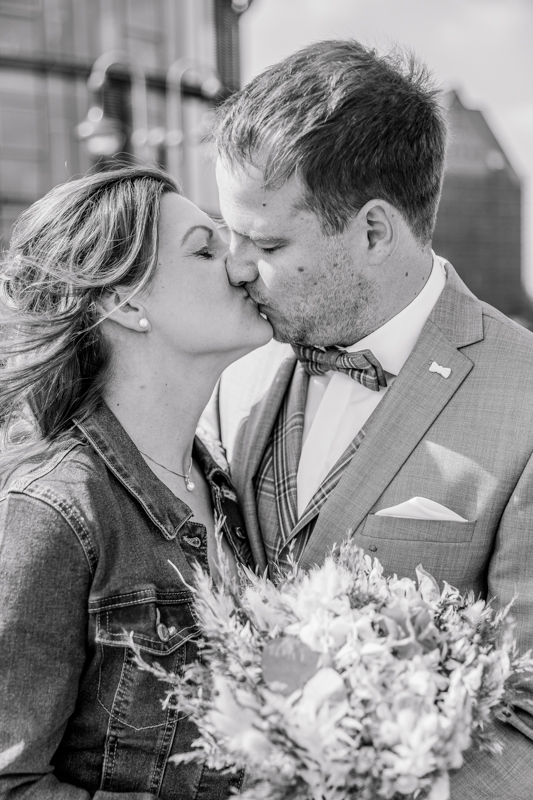 Standesamtliche Hochzeit zu zweit Rostock 5 Hochzeitsfotos in schwarz weiß aus Rostock.