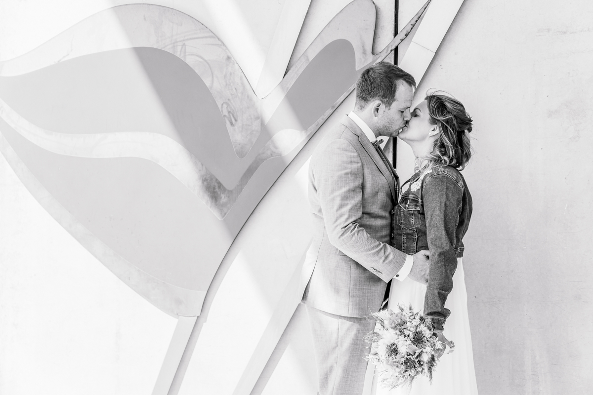 Standesamtliche Hochzeit zu zweit Rostock 1 Brautpaar am Aida Kussmund.